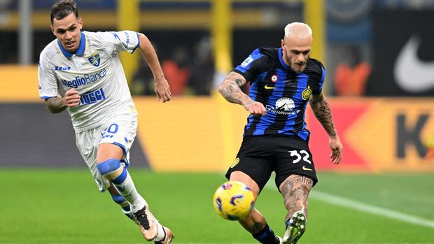 Soccer Football - Serie A - Inter Milan v Frosinone - San Siro, Milan, Italy - November 12, 2023 Inter Milan's Federico Dimarco scores their first goal REUTERS/Daniele Mascolo