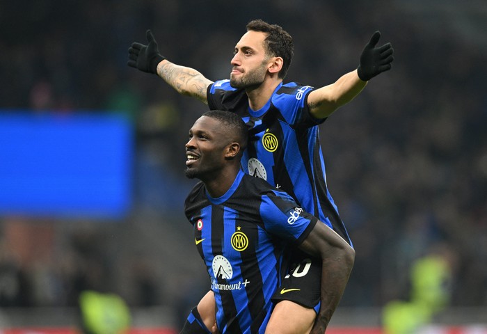 Soccer Football - Serie A - Inter Milan v Frosinone - San Siro, Milan, Italy - November 12, 2023 Inter Milans Hakan Calhanoglu celebrates scoring their second goal with Marcus Thuram REUTERS/Daniele Mascolo