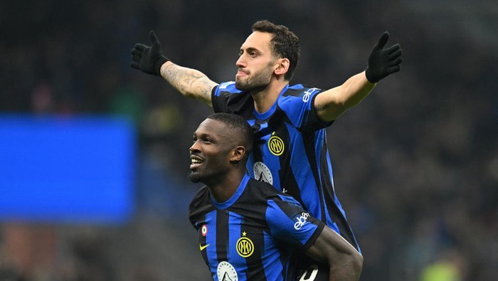 Inter meraih kemenangan 2-0 atas Frosinone untuk naik ke puncak klasemen