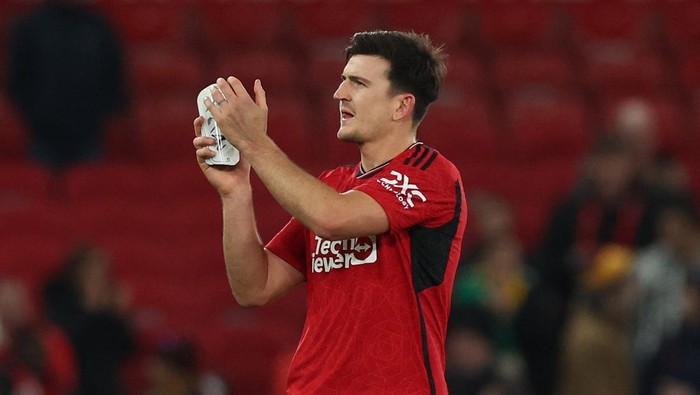 Soccer Football - Premier League - Manchester United v Luton Town - Old Trafford, Manchester, Britain - November 11, 2023 Manchester Uniteds Harry Maguire celebrates after the match REUTERS/Phil Noble NO USE WITH UNAUTHORIZED AUDIO, VIDEO, DATA, FIXTURE LISTS, CLUB/LEAGUE LOGOS OR LIVE SERVICES. ONLINE IN-MATCH USE LIMITED TO 45 IMAGES, NO VIDEO EMULATION. NO USE IN BETTING, GAMES OR SINGLE CLUB/LEAGUE/PLAYER PUBLICATIONS.