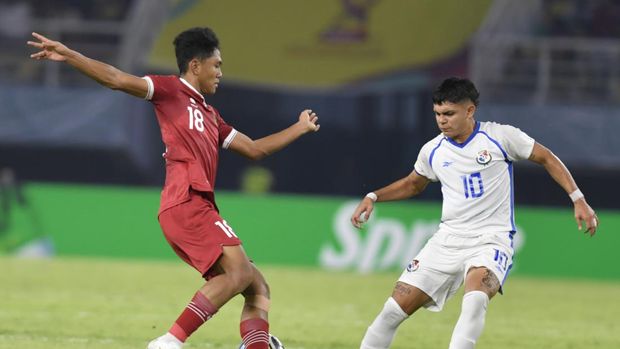 Pesepak bola Timnas Indonesia Jehan Pahlevi (kiri) berebut bola dengan pesepak bola Timnas Panama Eric Moreno (kanan) dalam pertandingan penyisihan Grup A Piala Dunia U-17 2023 di Stadion Gelora Bung Tomo di Stadion Gelora Bung Tomo (GBT), Surabaya, Jatim, Surabaya, Jawa Timur, Senin (13/11/2023). ANTARA FOTO/Ariboowo Sucipto/Spt