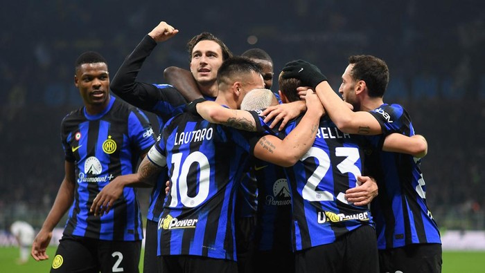 Soccer Football - Serie A - Inter Milan v Frosinone - San Siro, Milan, Italy - November 12, 2023 Inter Milans Federico Dimarco celebrates scoring their first goal with teammates REUTERS/Daniele Mascolo