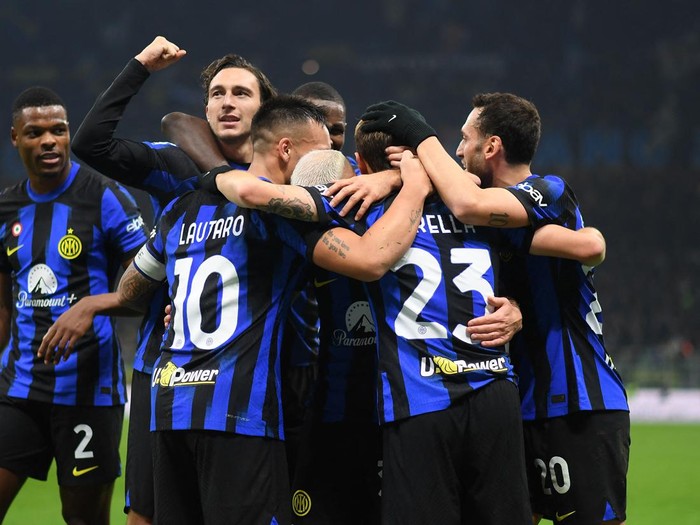 Soccer Football - Serie A - Inter Milan v Frosinone - San Siro, Milan, Italy - November 12, 2023 Inter Milan's Federico Dimarco celebrates scoring their first goal with teammates REUTERS/Daniele Mascolo