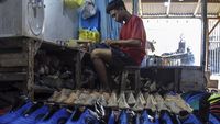 Intip Proses Produksi Manual Sepatu Bola di Tasikmalaya yang Diekspor ke Malaysia