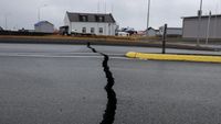 Jalan di Islandia Banyak Retakan Imbas Aktivitas Gunung Berapi