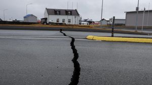 Jalan di Islandia Banyak Retakan Imbas Aktivitas Gunung Berapi