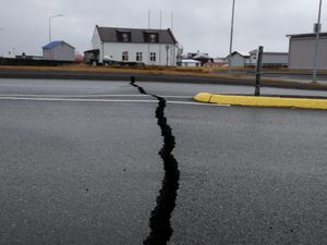 Jalan di Islandia Banyak Retakan Imbas Aktivitas Gunung Berapi Jalan di Islandia Banyak Retakan Imbas Aktivitas Gunung Berapi