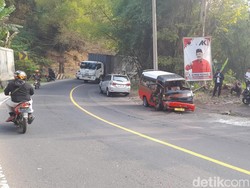 Minibus Ngebut dan Gagal Nyalip hingga Tabrak Angkot di Sumedang
