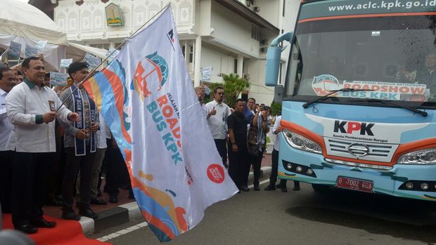 Ketua Komisi Pemberantasan Korupsi (KPK) Firli Bahuri (kiri) saat melepas Roadshow Bus KPK di kantor gubernur Aceh, Banda Aceh, Rabu (8/11/2023). Roadshow Bus KPK tersebut untuk mensosialisasikan anti korupsi dalam rangkaian peringatan Hari Anti Korupsi Sedunia (Hakordia). ANTARA FOTO/Ampelsa/YU