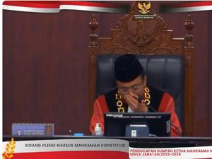 Air Mata Suhartoyo Kala Ajak Hakim Konstitusi Bersama Bangun MK Air Mata Suhartoyo Kala Ajak Hakim Konstitusi Bersama Bangun MK
