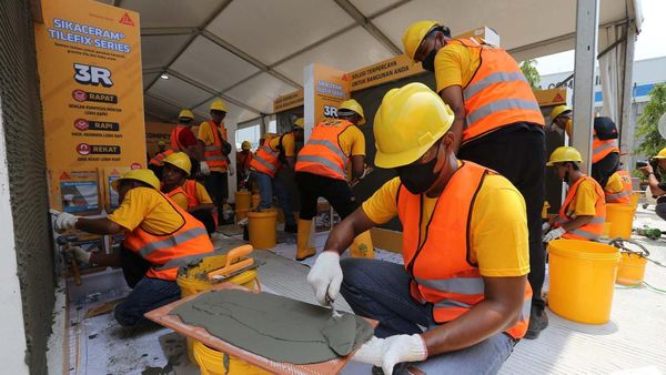 Kompetisi untuk Tingkatkan Keterampilan Tukang Bangunan