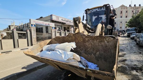 Korban Kebrutalan Israel Dikubur Massal, Jenazah Diangkut Ekskavator