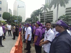 Massa Buruh Temui PPKGBK, Minta Buka Blokade Hotel Sultan Massa Buruh Temui PPKGBK, Minta Buka Blokade Hotel Sultan