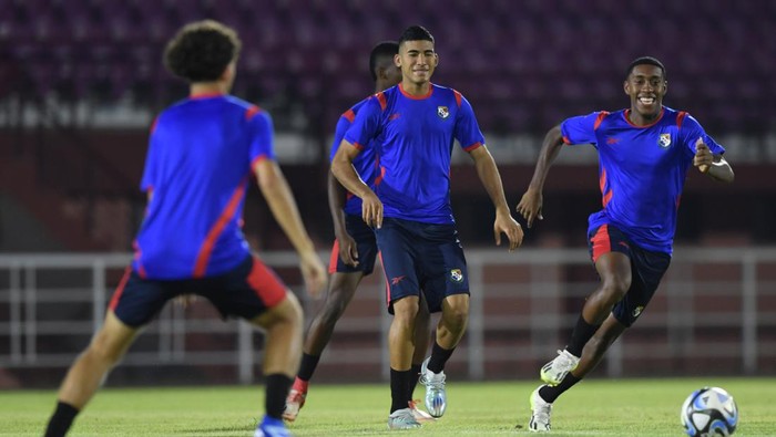 Latihan Timnas Panama jelang lawan Indonesia Pesepak bola Timnas Panama mengikuti sesi latihan resmi di lapangan Thor, Surabaya, Jawa Timur, Minggu (12/11/2023). Timnas Panama akan menghadapi Timnas Indonesia pada babak penyisihan grup A Piala Dunia U-17 yang dilaksanakan 13 November 2023. ANTARA FOTO/Ari Bowo Sucipto/aww.