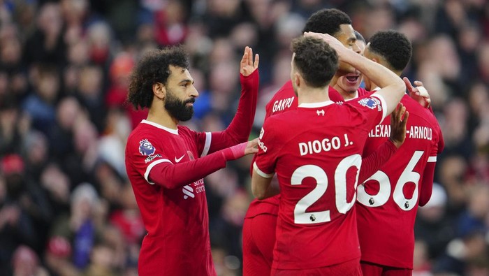 Liverpools Mohamed Salah is congratulated after scoring his sides opening goal during the English Premier League soccer match between Liverpool and Brentford at Anfield stadium in Liverpool, England, Sunday, Nov. 12, 2023. (AP Photo/Jon Super)