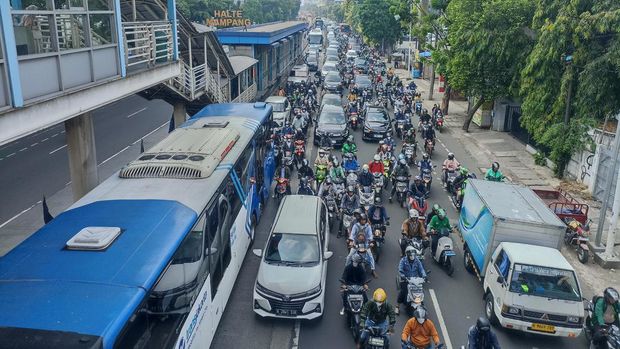 Macet Parah Mampang Imbas Tutup Got Rusak, Mobil-Motor Terobos Jalur TransJ