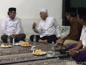 Sowan Gus Mus Malam-malam, Mahfud Minta Doa Ikut Kontestasi Politik Sowan Gus Mus Malam-malam, Mahfud Minta Doa Ikut Kontestasi Politik