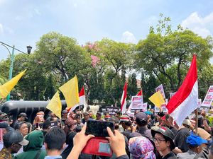 Massa Gelar Aksi di Depan KPU Jelang Penetapan Capres-Cawapres