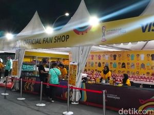 Merchandise Piala Dunia U-17 di Stadion Manahan Solo Diburu Penonton