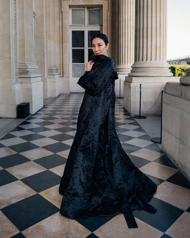 Michelle Yeoh Brand Ambassador Balenciaga Terbaru