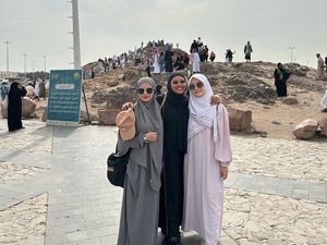 Pemenang Emeron Hijab Hunt 2023 Kunjungi Masjid Quba, Madinah, Dilirik Turis Pemenang Emeron Hijab Hunt 2023 Kunjungi Masjid Quba, Madinah, Dilirik Turis