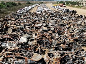 Penampakan Ribuan Bangkai Mobil Korban Perang Israel Vs Hamas