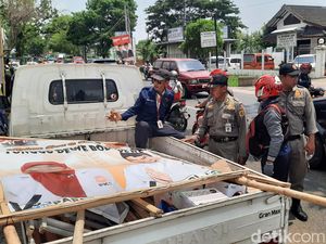 Bawaslu Pati Tertibkan Alat Peraga Kampanye Caleg yang Curi Start