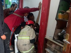 Momen Damkar Evakuasi Lansia Terjepit Lorong Rumah di Bandung
