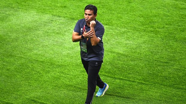 Piala Dunia U-17 : Indonesia lawan Panama Pelatih Timnas Indonesia Bima Sakti berjalan di pinggir lapangan di sela pertandingan penyisihan Grup A Piala Dunia U-17 2023 melawan Timnas Panama di Stadion Gelora Bung Tomo (GBT), Surabaya, Jawa Timur, Senin (13/11/2023). ANTARA FOTO/Aditya Pradana Putra/aww.