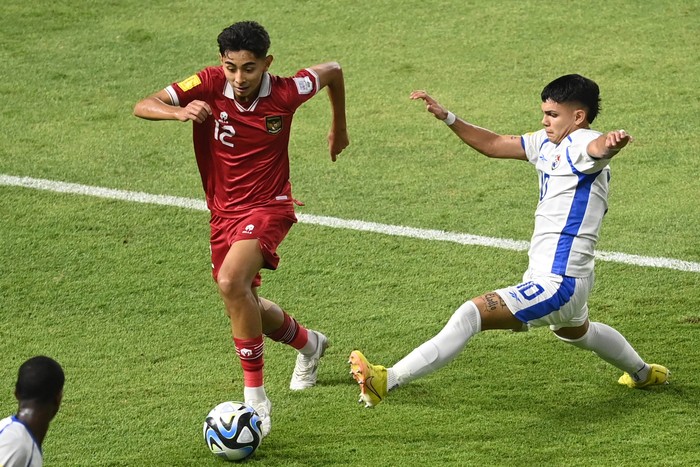Pesepak bola Timnas Indonesia Da Bin ji (kiri) menggiring bola melewati pesepak bola Timnas Panama Juan Jimenez (kanan) dalam pertandingan penyisihan Grup A Piala Dunia U-17 2023 di Stadion Gelora Bung Tomo di Stadion Gelora Bung Tomo (GBT), Surabaya, Jatim, Surabaya, Jawa Timur, Senin (13/11/2023). ANTARA FOTO/Aditya Pradana Putra/Spt