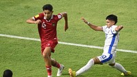 Pesepakbola Timnas Indonesia Welber Jardim (kiri) berebut bola dengan pesepak bola Timnas Panama Eric Moreno (kanan) dalam pertandingan penyisihan Grup A Piala Dunia U-17 2023.  