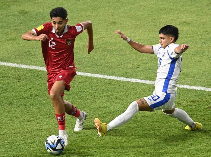 Pesepak bola Timnas Indonesia Da Bin ji (kiri) menggiring bola melewati pesepak bola Timnas Panama Juan Jimenez (kanan) dalam pertandingan penyisihan Grup A Piala Dunia U-17 2023 di Stadion Gelora Bung Tomo di Stadion Gelora Bung Tomo (GBT), Surabaya, Jatim, Surabaya, Jawa Timur, Senin (13/11/2023). ANTARA FOTO/Aditya Pradana Putra/Spt