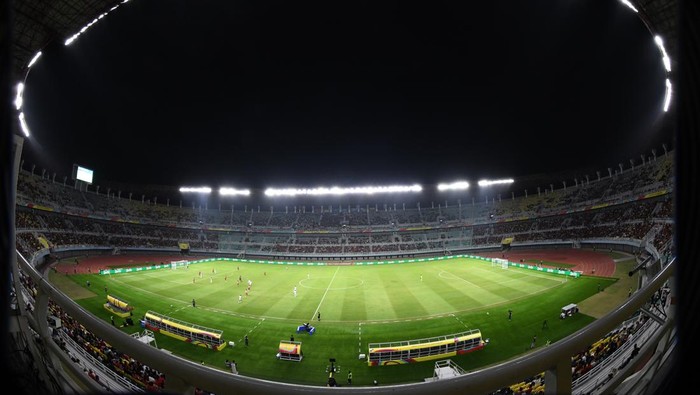 Piala Dunia U-17 : Indonesia lawan Panama Pesepak bola Timnas Indonesia Da Bin ji (kiri) menggiring bola melewati pesepak bola Timnas Panama Juan Jimenez (kanan) dalam pertandingan penyisihan Grup A Piala Dunia U-17 2023 di Stadion Gelora Bung Tomo di Stadion Gelora Bung Tomo (GBT), Surabaya, Jatim, Surabaya, Jawa Timur, Senin (13/11/2023). ANTARA FOTO/Aditya Pradana Putra/Spt