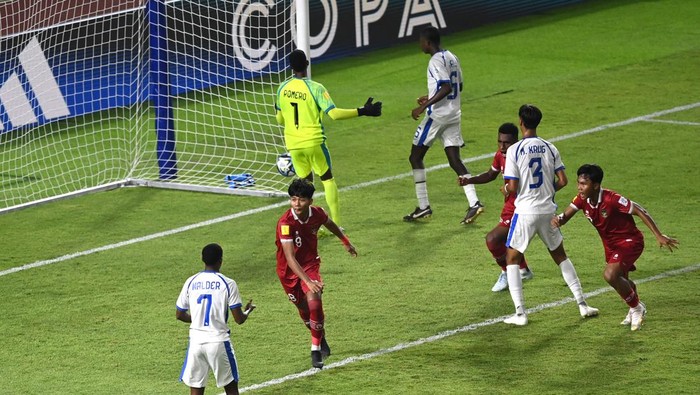 Pesepak bola Timnas Indonesia Da Bin ji (kiri) menggiring bola melewati pesepak bola Timnas Panama Juan Jimenez (kanan) dalam pertandingan penyisihan Grup A Piala Dunia U-17 2023 di Stadion Gelora Bung Tomo di Stadion Gelora Bung Tomo (GBT), Surabaya, Jatim, Surabaya, Jawa Timur, Senin (13/11/2023). ANTARA FOTO/Aditya Pradana Putra/Spt