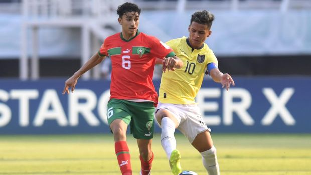 Pesepak bola Timnas Maroko Mehdi Akoumi (kiri) berebut bola dengan pesepak bola Timnas Ekuador Michael Bermudez dalam pertandingan babak penyisihan grup A Piala Dunia U-17 2023 di Stadion Gelora Bung Tomo, Surabaya, Jawa Timur, Senin (13/11/2023). ANTARA FOTO/Ari Bowo Sucipto/aww.