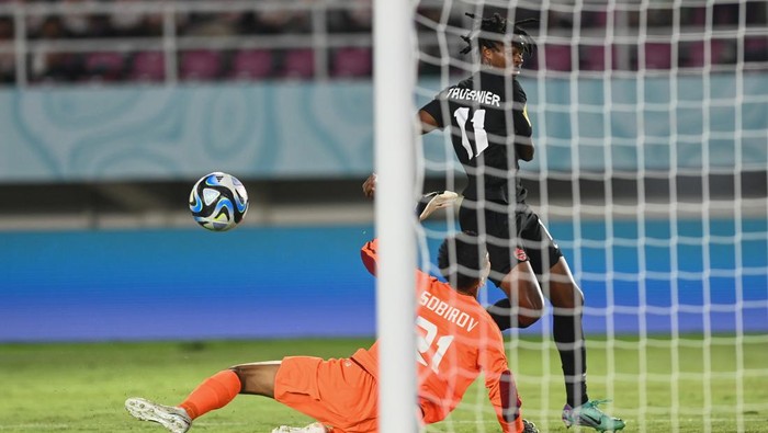 Piala Dunia U-17: Uzbekistan kalahkan Kanada Pesepak bola Timnas Uzbekistan Amirbek Saidov (tengah) melepaskan tendangan dengan dihadang pesepak bola Timnas Kanada Chimere Omeze (kanan) dan Lazar Stefanovic (kiri) pada pertandingan lanjutan Grup B Piala Dunia U-17 2023 di Stadion Manahan, Solo, Jawa Tengah, Senin (13/11/2023). Timnas Uzbekistan mengalahkan Timnas Kanada dengan skor 3-0. ANTARA FOTO/Mohammad Ayudha/aww.