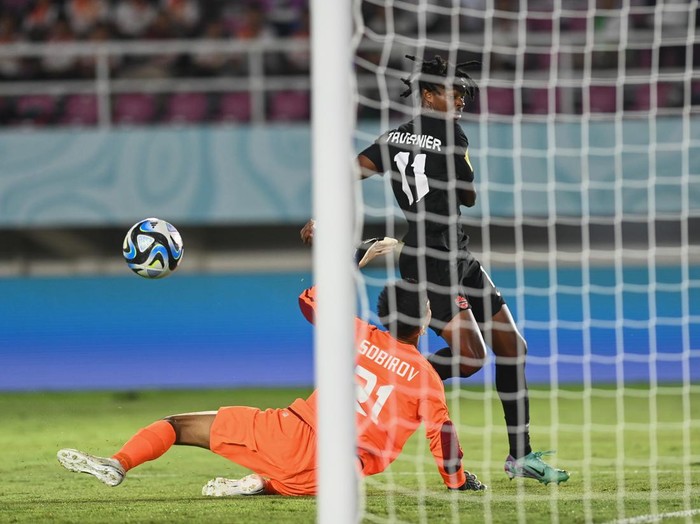 Pesepak bola Timnas Uzbekistan Amirbek Saidov (tengah) melepaskan tendangan dengan dihadang pesepak bola Timnas Kanada Chimere Omeze (kanan) dan Lazar Stefanovic (kiri) pada pertandingan lanjutan Grup B Piala Dunia U-17 2023 di Stadion Manahan, Solo, Jawa Tengah, Senin (13/11/2023). Timnas Uzbekistan mengalahkan Timnas Kanada dengan skor 3-0. ANTARA FOTO/Mohammad Ayudha/aww.