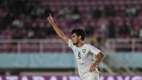 Kanada yang bermain dominan malah kebobolan duluan pada menit ke-22 setelah Amirbek Saidov mencocor bola umpan silang dari sisi kanan. Bola mengenai Richard Chukwu sebelum bersarang di gawang sehingga dinyatakan gol bunuh diri pemain Kanada itu. Dua menit berselang gawang Kanada kebobolan lagi. Kali ini Amirbek Saidov melesakkan tembakan keras ke gawang Nathaniel Abraham untuk membuat skor jadi 2-0. 