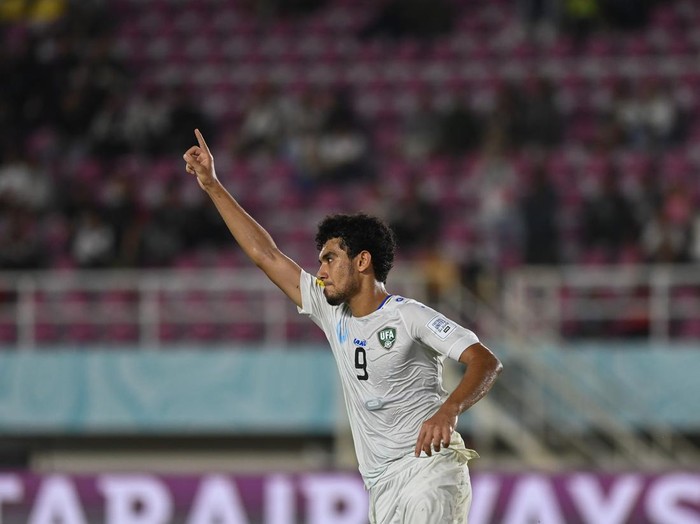 Pesepak bola Timnas Uzbekistan Amirbek Saidov (tengah) melepaskan tendangan dengan dihadang pesepak bola Timnas Kanada Chimere Omeze (kanan) dan Lazar Stefanovic (kiri) pada pertandingan lanjutan Grup B Piala Dunia U-17 2023 di Stadion Manahan, Solo, Jawa Tengah, Senin (13/11/2023). Timnas Uzbekistan mengalahkan Timnas Kanada dengan skor 3-0. ANTARA FOTO/Mohammad Ayudha/aww.