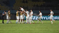 Pesepakbola Timnas Uzbekistan merayakan gol yang dicetak Amirbek Saidov ke gawang Timnas Kanada pada pertandingan lanjutan Grup B Piala Dunia U-17 2023 di Stadion Manahan, Solo, Jawa Tengah, Senin (13/11/2023). 