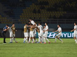 Pesepakbola Timnas Uzbekistan merayakan gol yang dicetak Amirbek Saidov ke gawang Timnas Kanada pada pertandingan lanjutan Grup B Piala Dunia U-17 2023 di Stadion Manahan, Solo, Jawa Tengah, Senin (13/11/2023). 