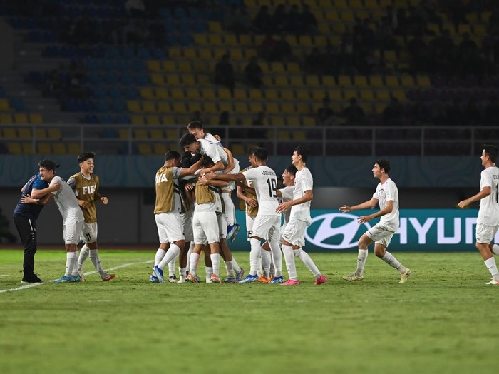 Pesepak bola Timnas Uzbekistan Amirbek Saidov (tengah) melepaskan tendangan dengan dihadang pesepak bola Timnas Kanada Chimere Omeze (kanan) dan Lazar Stefanovic (kiri) pada pertandingan lanjutan Grup B Piala Dunia U-17 2023 di Stadion Manahan, Solo, Jawa Tengah, Senin (13/11/2023). Timnas Uzbekistan mengalahkan Timnas Kanada dengan skor 3-0. ANTARA FOTO/Mohammad Ayudha/aww.