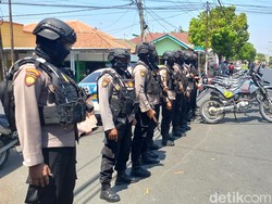 Ratusan Orang Demo Mapolres Sampang