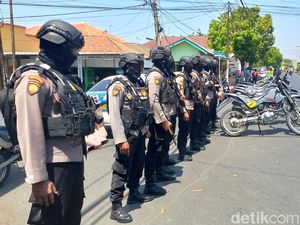 Ratusan Orang Demo Mapolres Sampang Ratusan Orang Demo Mapolres Sampang