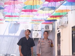 Polres Gowa Hadirkan Spot Foto Payung Warna Warni untuk Hilangkan Kesan Seram