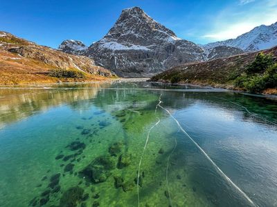 Potret Danau di Alaska Tertutup Es Sebening Kristal