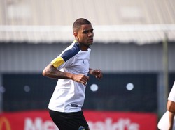 Augusto Neto Ditandu Usai Cetak Gol Debut untuk PSIM, Begini Kondisinya