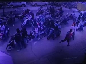 SMAN 5 Jambi Diserang Puluhan Pelajar, Hujan Batu hingga Pagar Dirusak SMAN 5 Jambi Diserang Puluhan Pelajar, Hujan Batu hingga Pagar Dirusak