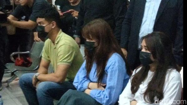 Momen Fadly Faisal Dampingi Rebecca Klopper Hadiri Sidang Penyebar Video Syur