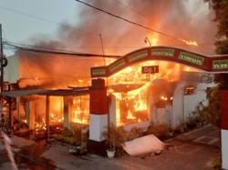 Api Tambal Ban Sambar Bensin Eceran Ludeskan Rumah di Kota Pasuruan